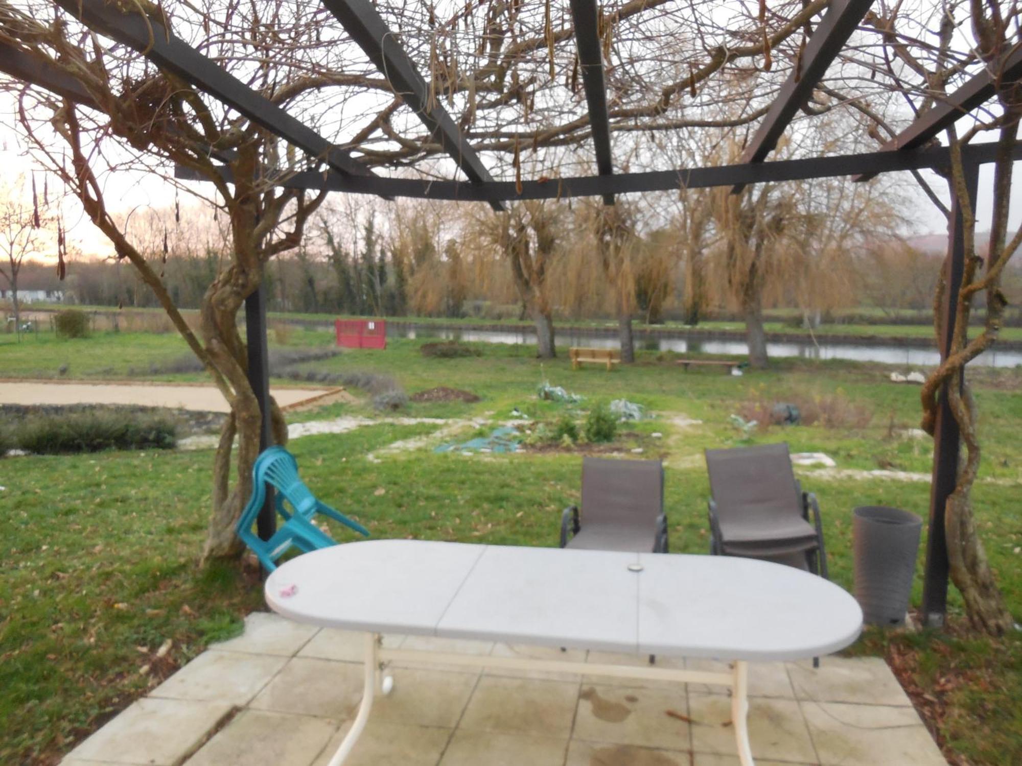 Calme Au Canal De Centre Dennevy Ngoại thất bức ảnh