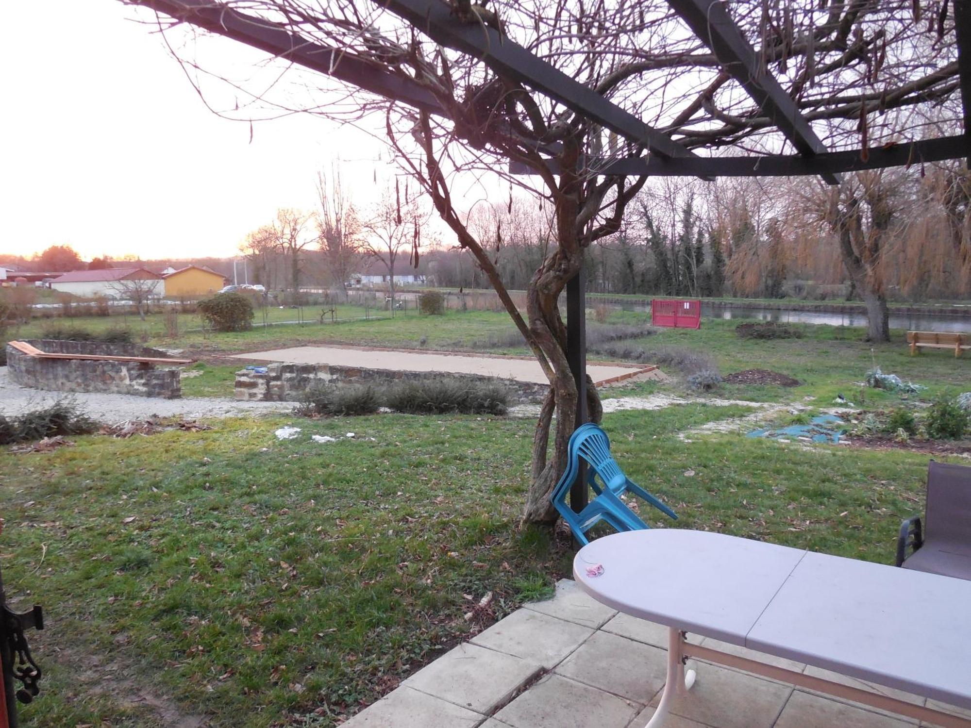 Calme Au Canal De Centre Dennevy Ngoại thất bức ảnh